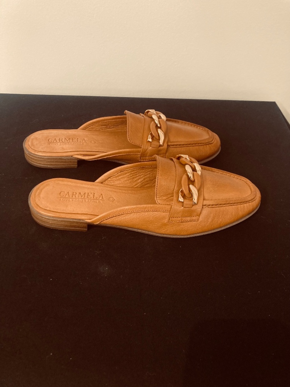Carmela Tan Mules with Chain detail NWOT Size 38 - Picture 3 of 9